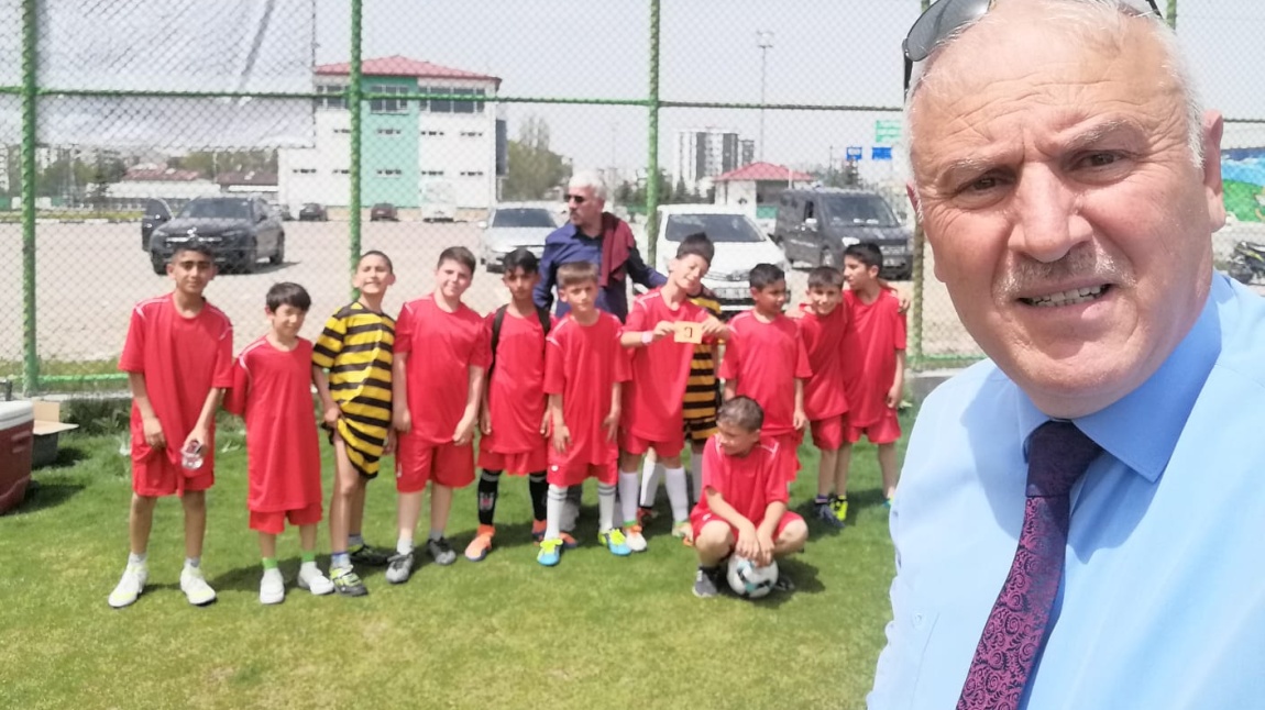 Sivas Belediyesi tarafından düzenlenen İlkokullar arası Futbol Turnuvasında ilk maç, ilk galibiyet..
